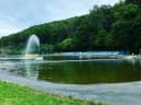 Wir sind am Eiserfelder Weiher und es ist wunderschön hier! Aber leider haben wir gerade erfahren, dass heute vielleicht der letzte Tag der Saison ist... 🥺 - Instagram Bild 1