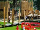 Am Samstag, nach dem Theater, haben wir auch den Spielplatz am Schlossplatz besucht. Es war, wie immer am Nachmittag, voll, aber das macht uns nichts aus, da es sehr groß ist und die Kinder dort viel Spaß haben. 💫 - Instagram Bild 1