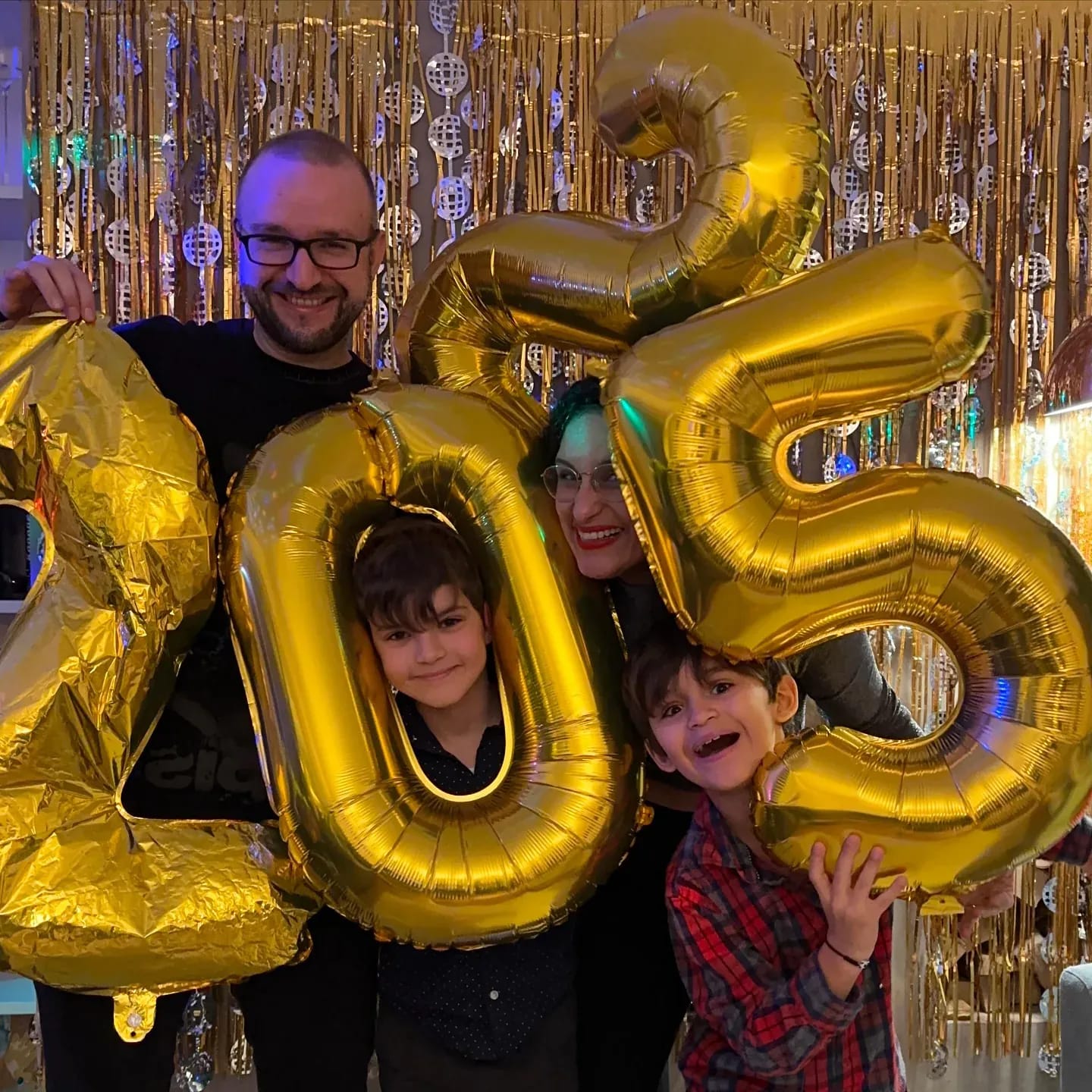 Euer Support bedeutet uns die Welt. Danke, dass ihr 2024 so besonders gemacht habt. 🙏🏽🎁💫 - Instagram Bild 1