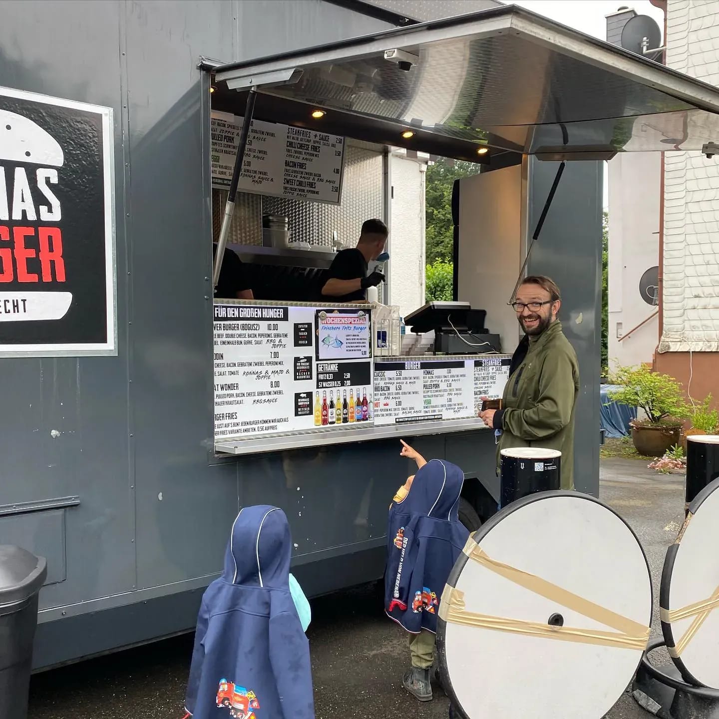 Und heute: Familienausflug nach Niederfischbach, um unsere geliebten Burgers von @konnas_food_truck zu holen! 👌🏽🍔🎉 - Instagram Bild 1