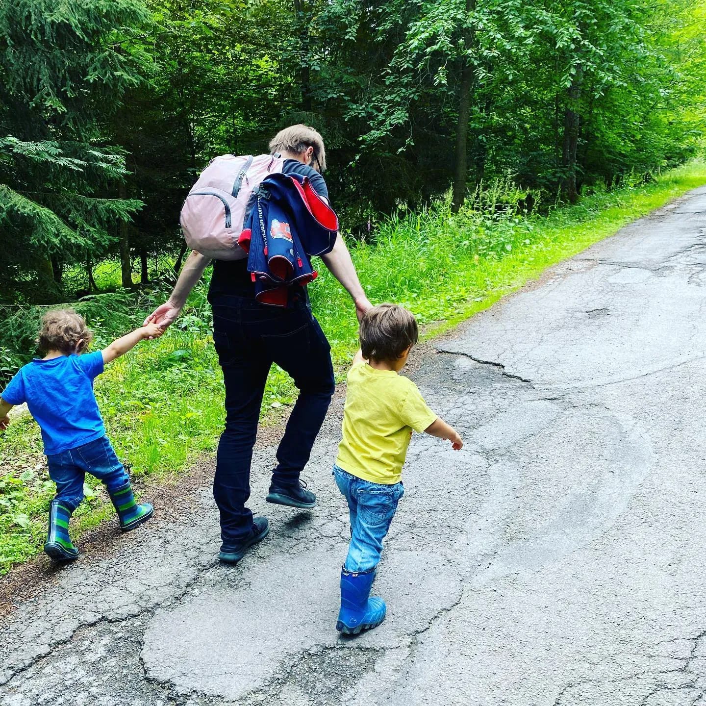 Heute haben wir den #Kindelsberg besucht und im Restaurant gegessen. Danach haben wir auf dem kleinen, aber feinen Spielplatz gespielt. - Instagram Bild 1