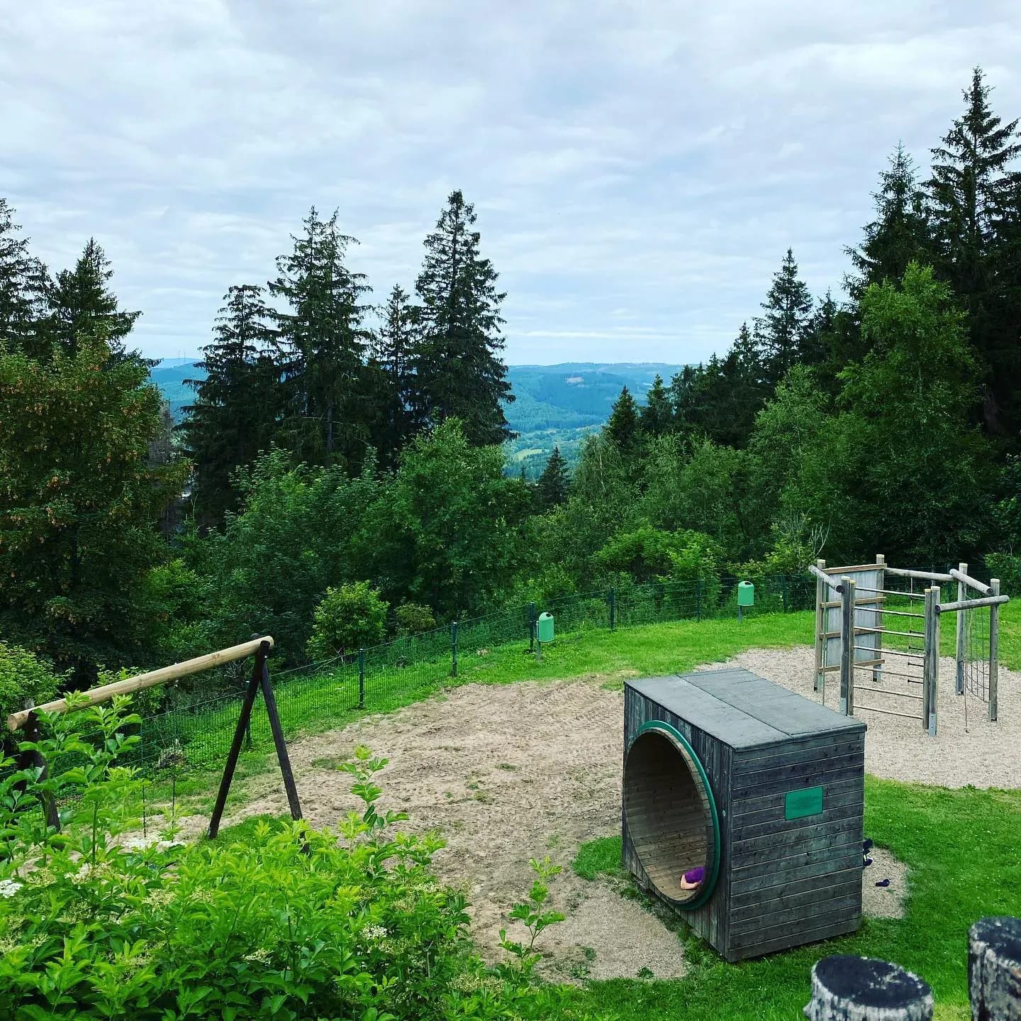 Heute haben wir den #Kindelsberg besucht und im Restaurant gegessen. Danach haben wir auf dem kleinen, aber feinen Spielplatz gespielt. - Instagram Bild 2