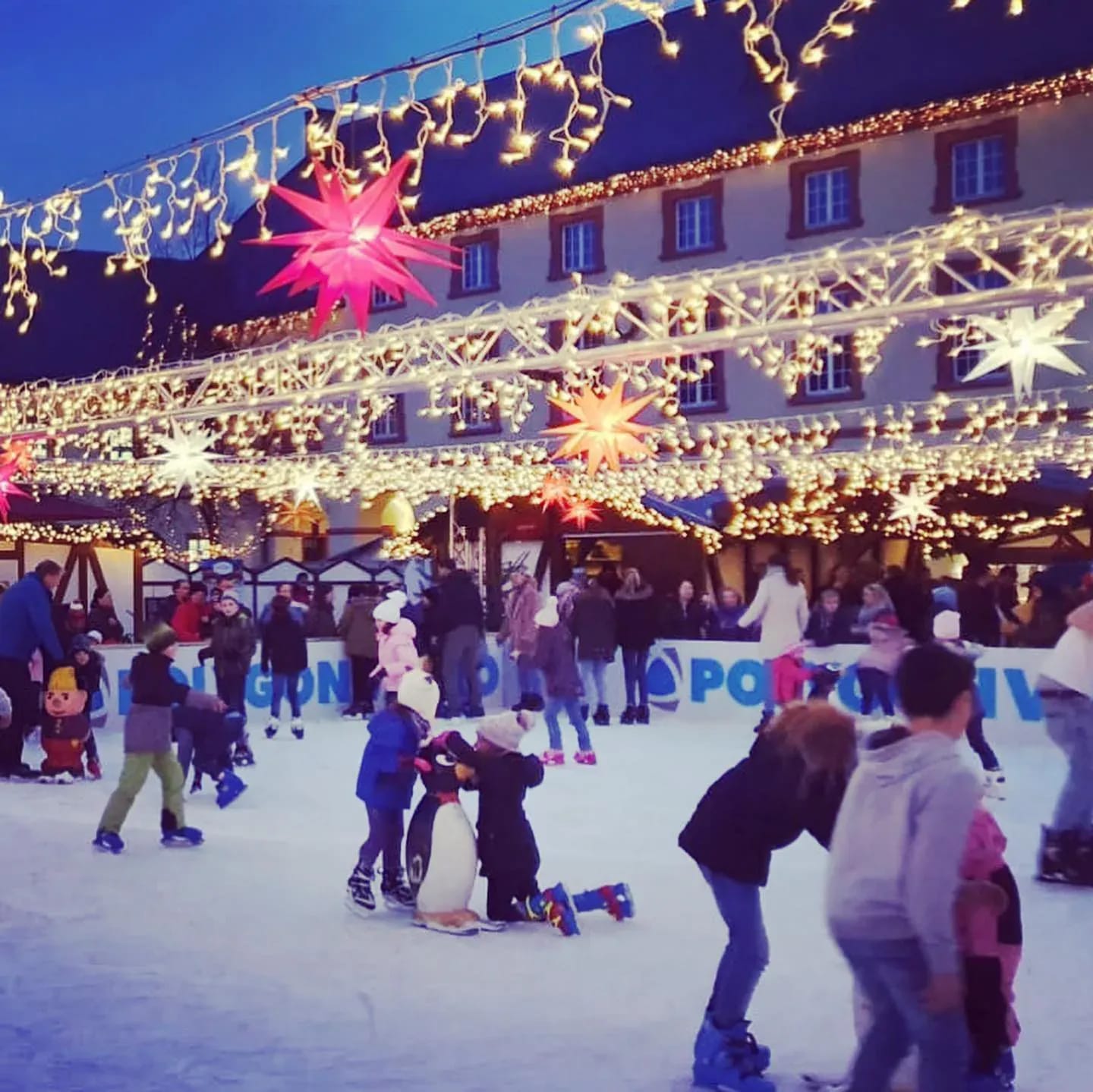 Wir lieben die Eislaufbahn auf dem Weihnachtsmarkt in #Siegen! 🌟🥰 Die Eislaufbahn ist täglich zu den Weihnachtsmarktzeiten von 11.00 bis 22.00 Uhr geöffnet. - Instagram Bild 1
