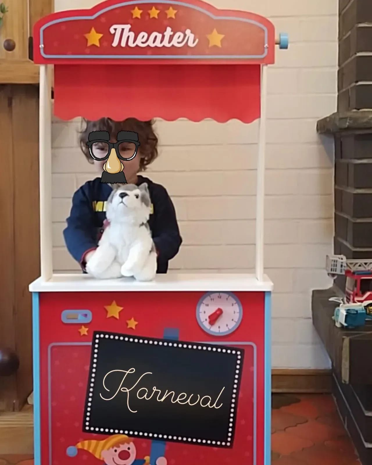 Heute war überall Karneval! Wir haben einfach unsere eigene Karnevalsfeier Zuhause gemacht 🥰 ... uns gegenseitig geschminkt und Theater gespielt 🙌🏽 - Instagram Bild 1