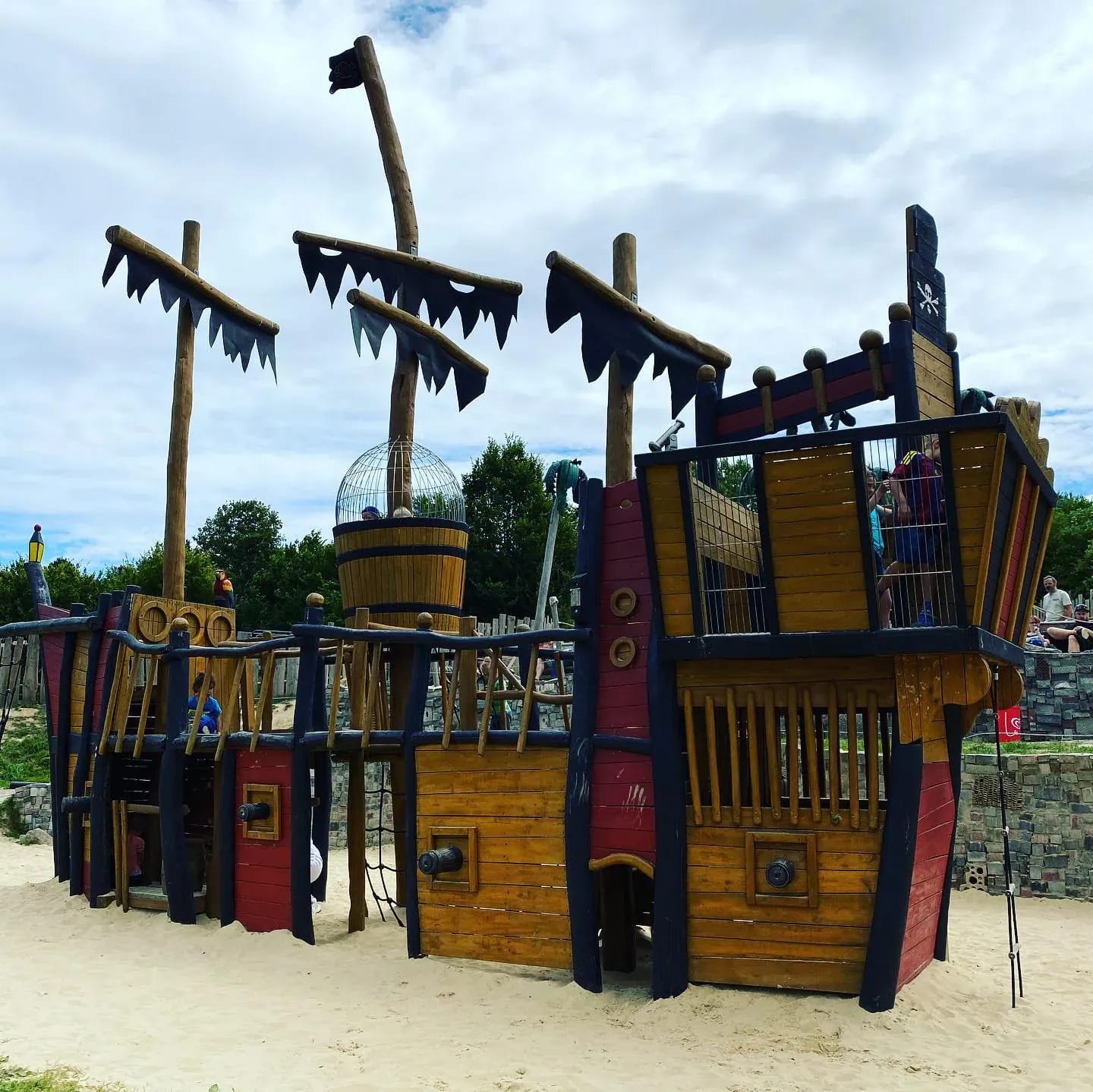Hi there! Heute sind wir wieder im  @affenundvogelparkeckenhagen! Die Kids lieben es hier und dadurch dass wir die Jahreskarte haben, lohnt es sich total für uns. - Instagram Bild 1