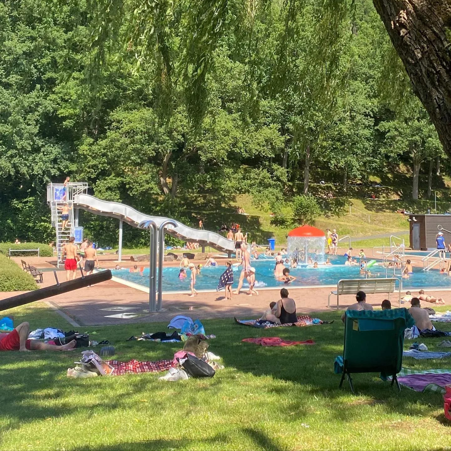 Wir haben uns sooo darauf gefreut, ins Schwimmbad zu gehen! ☀️ - Instagram Bild 1