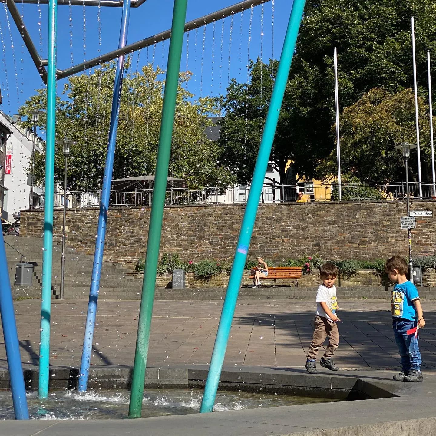 Freunde! Heute waren wir in der Stadt, haben nach den süßen Figürchen gesucht und überall gespielt! - Instagram Bild 1