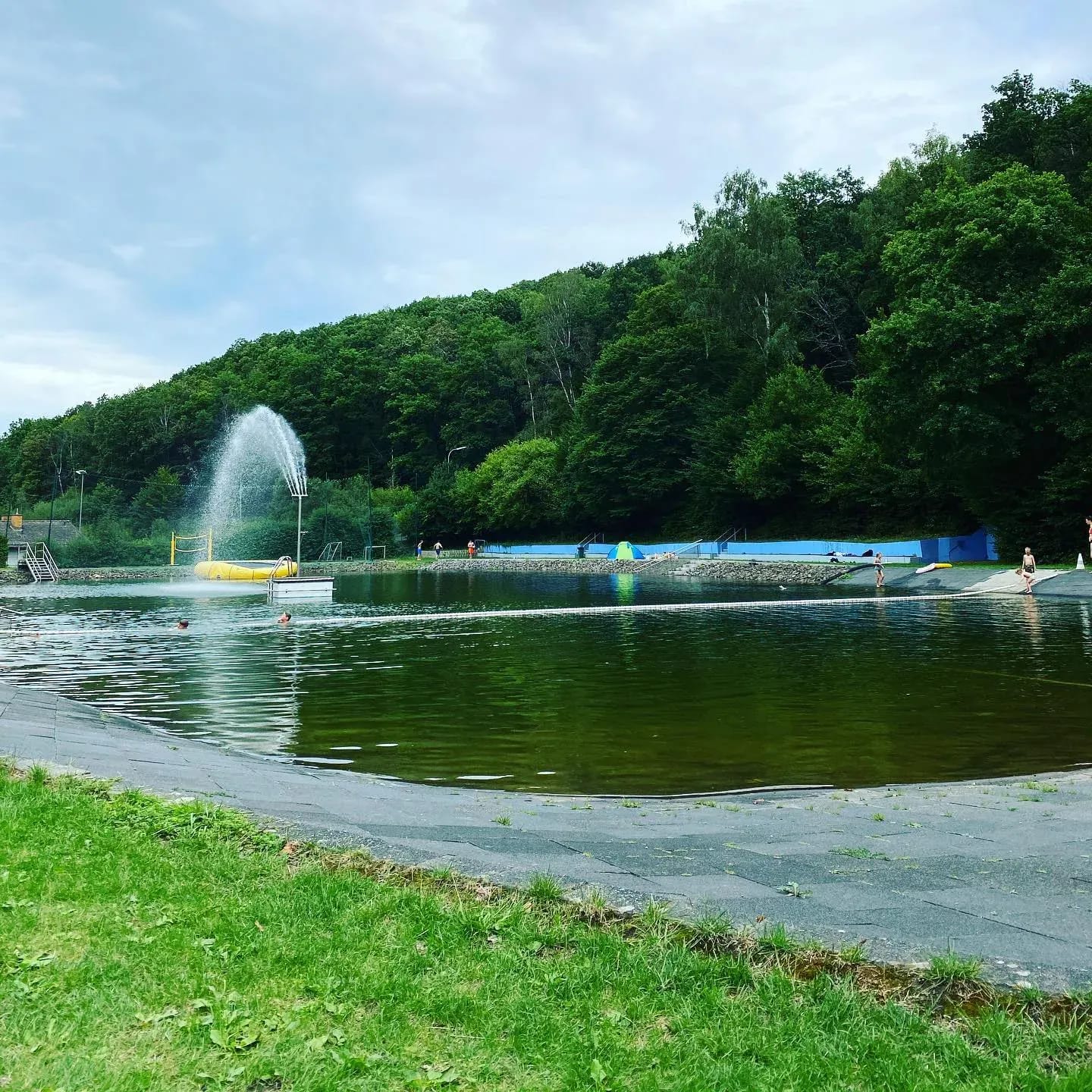 Wir sind am Eiserfelder Weiher und es ist wunderschön hier! Aber leider haben wir gerade erfahren, dass heute vielleicht der letzte Tag der Saison ist... 🥺 - Instagram Bild 1