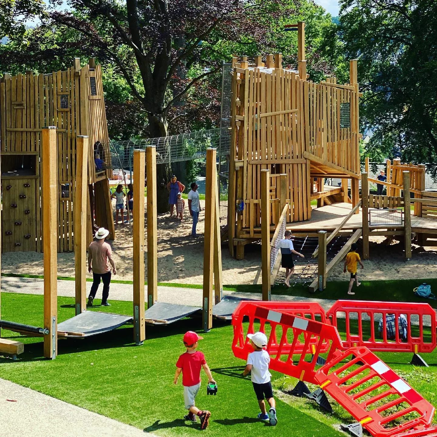 Am Samstag, nach dem Theater, haben wir auch den Spielplatz am Schlossplatz besucht. Es war, wie immer am Nachmittag, voll, aber das macht uns nichts aus, da es sehr groß ist und die Kinder dort viel Spaß haben. 💫 - Instagram Bild 1