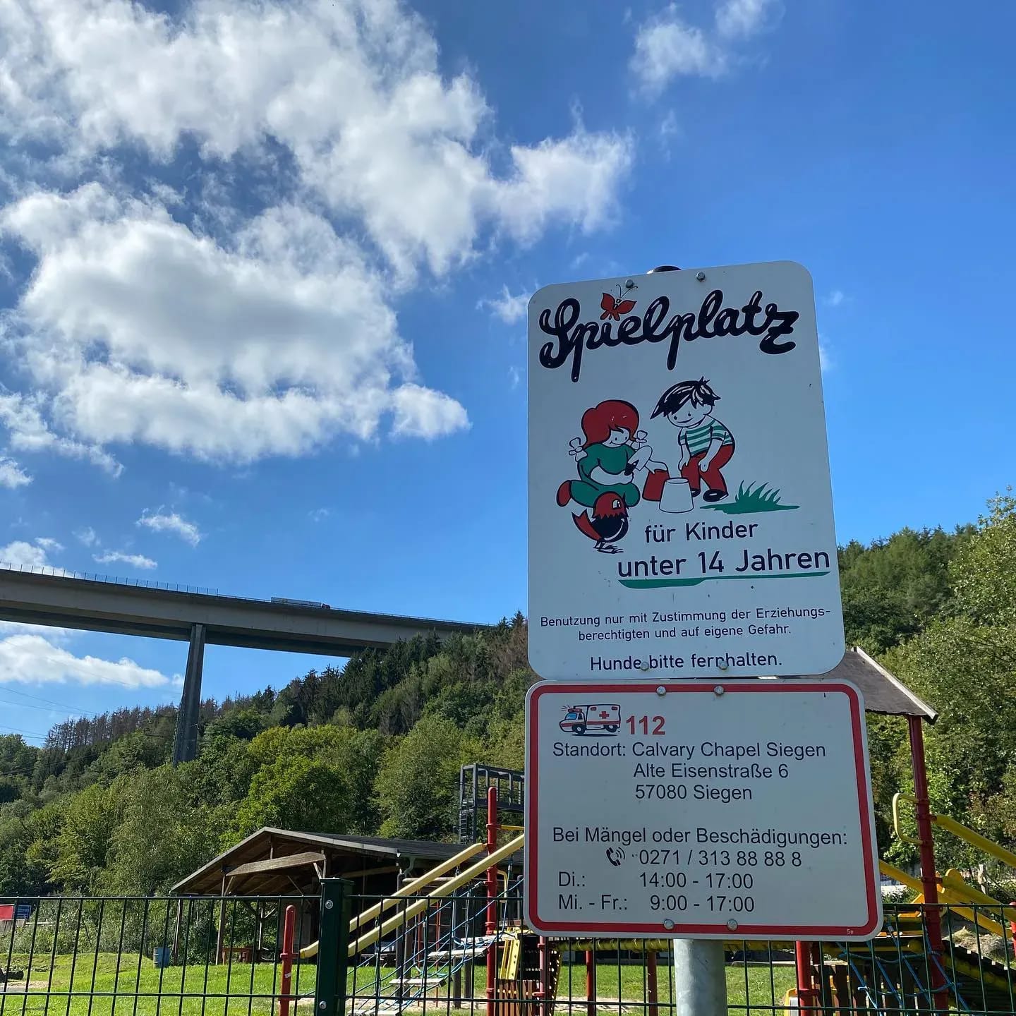 📍Heute haben wir @diecoffeebar besucht und waren super überrascht: nicht nur der Kaffee und das Frühstück sind super lecker, sie haben auch noch ein ganz tollen privaten Spielplatz im Freien, mit Klettgerüst, Rutsche, Hängematte, Brücke, Schaukel, also alles was man braucht, um so einen schönen Tag zu genießen! ❤️☕️ - Instagram Bild 1