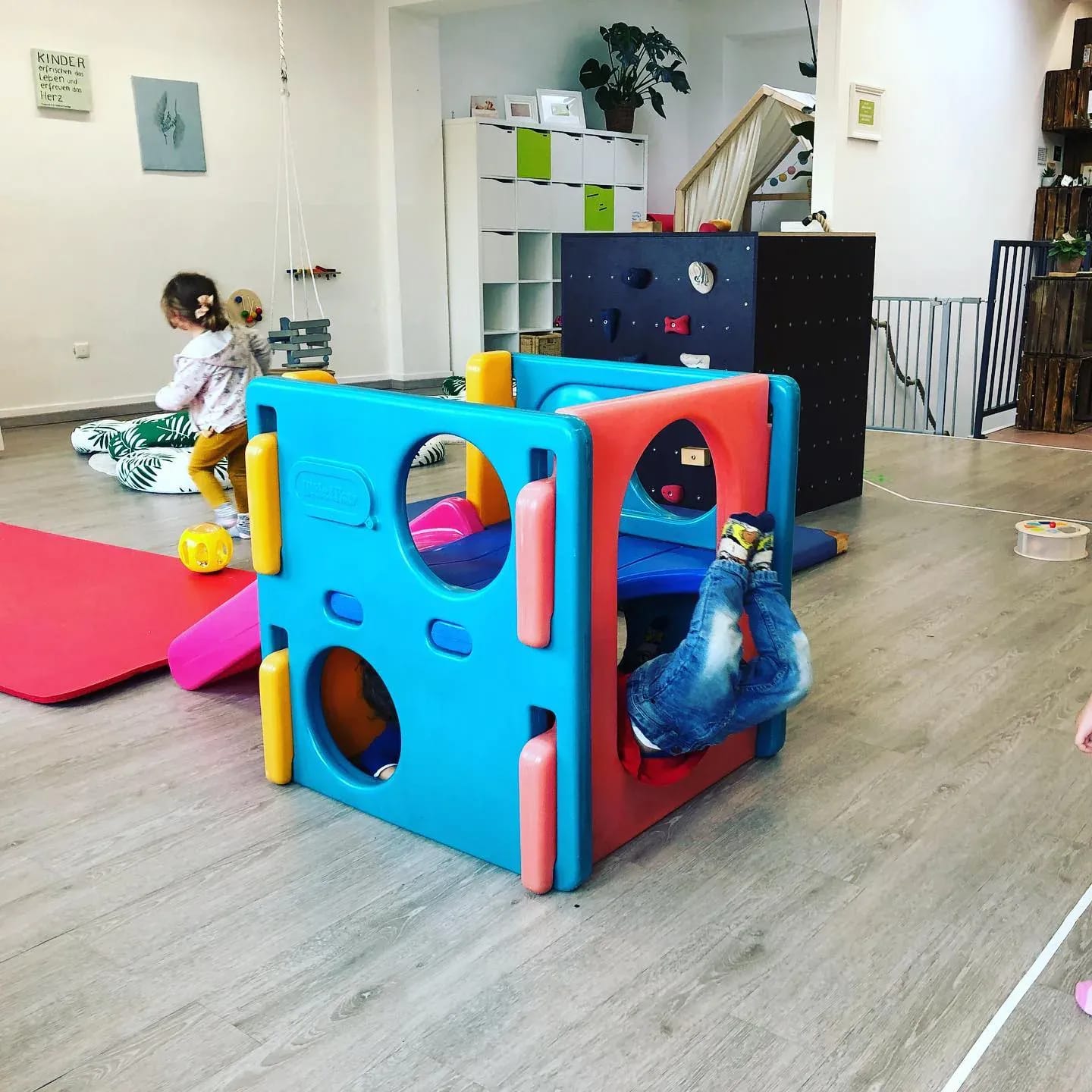 Kennst du schon @cafe_koenigskind? Meine Kinder lieben es hierher zu kommen, so wie ich: sich mit andere Eltern zu treffen und leckeren Kaffee zu trinken, während die Kinder toll spielen! Was will man mehr? - Instagram Bild 1