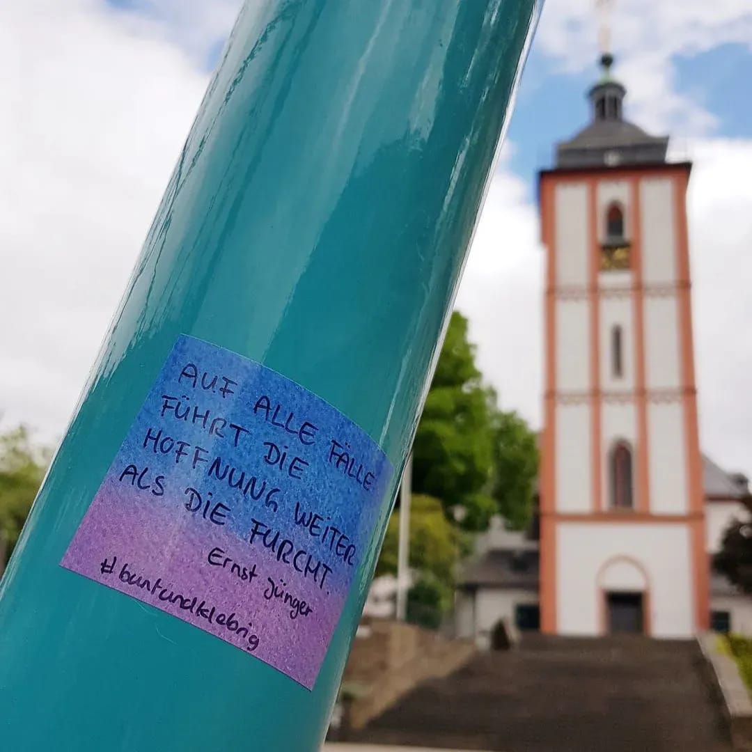 Hola! Kennt ihr die coole, Straßen-verschönernde, inspirierende, klebrig Aktion von @bunt.und.klebrig? - Instagram Bild 1
