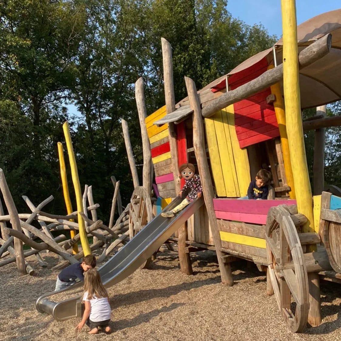 Hola!! Hatten heute einen sehr schönen Tag auf dem Erlebnispielplatz an der Wasserburg in #Netphen, #Hainchen! - Instagram Bild 1