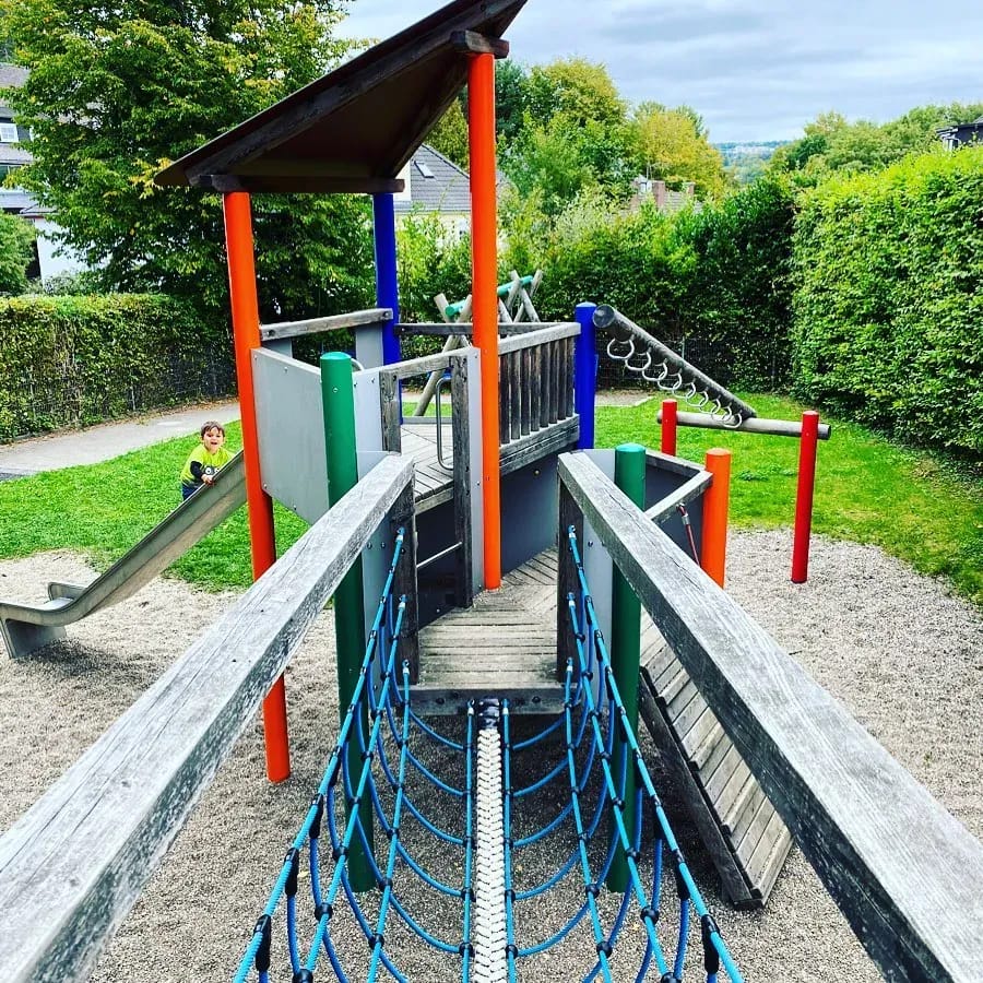 Hi! Heute haben wir den Spielplatz in der Haroldstraße besucht. - Instagram Bild 1