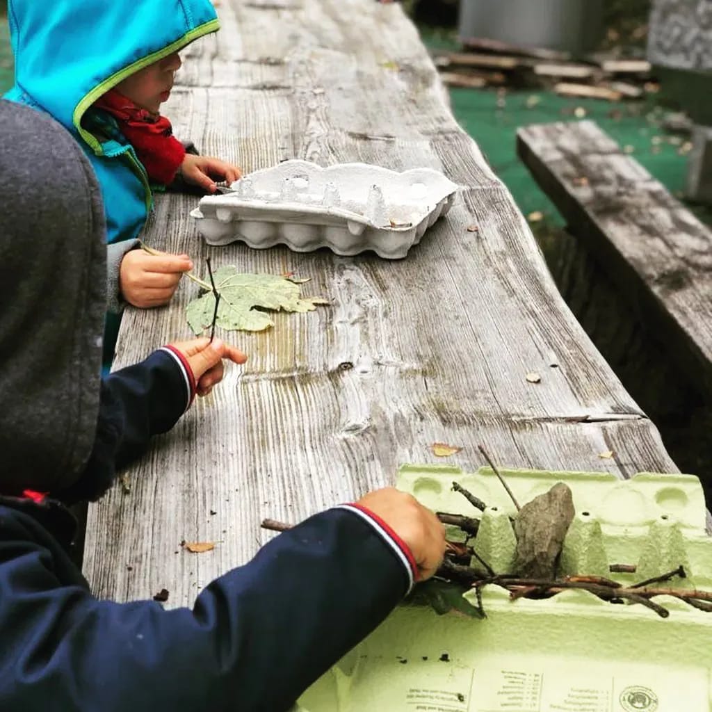 Hi! 🤗 Heute bleiben wir mal zu Hause. Die Kids wollen im Garten spielen und ihre Naturschätze weiter sammeln 🥰 - Instagram Bild 1