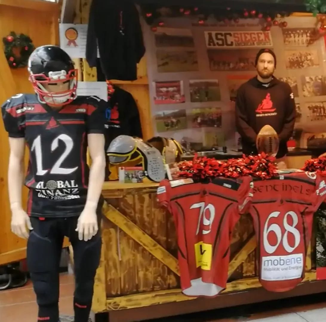Die @siegensentinels.football, American Football in Siegen 🏈, waren auf dem Weihnachtsmarkt in #Weidenau! - Instagram Bild 1