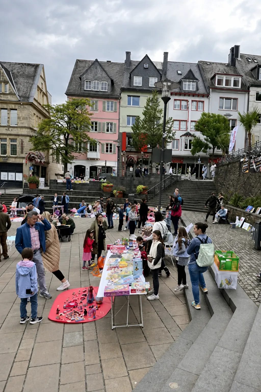 Kinderflohmarkt auf dem Kornmarkt (Rathausplatz) in Rathaus Siegen, Kornmarkt/Oberstadt