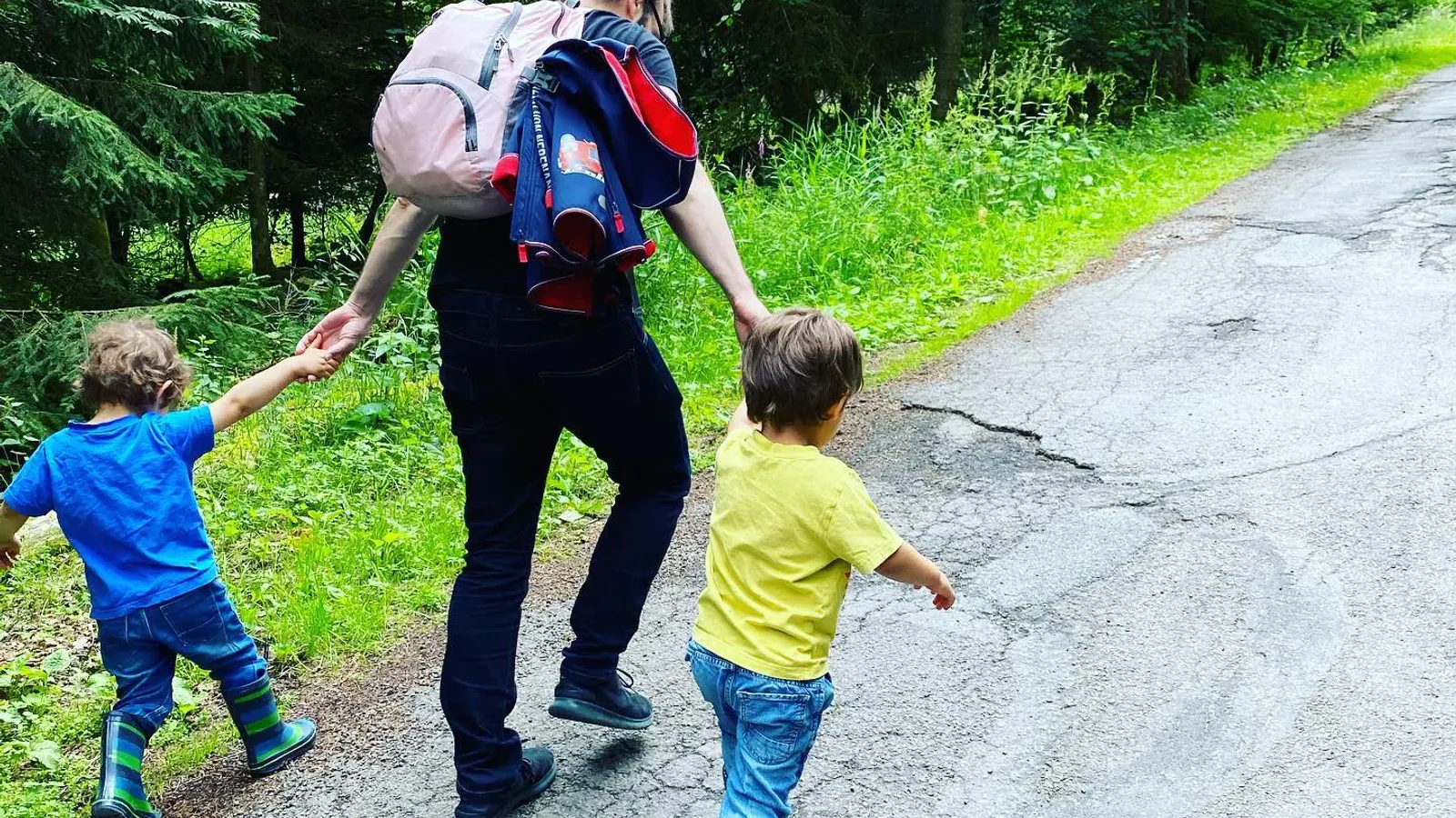 Heute haben wir den #Kindelsberg besucht und im Restaurant gegessen. Danach haben wir auf dem kleinen, aber feinen Spielplatz gespielt. - Instagram Bild 1
