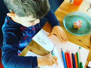 Wir haben unseren Adventskalender in einen “Activity calendar” verwandelt, und Leute, es ist ein Riesenspaß! - Instagram Bild 3