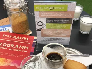 Kennst du schon @cafe_koenigskind? Meine Kinder lieben es hierher zu kommen, so wie ich: sich mit andere Eltern zu treffen und leckeren Kaffee zu trinken, während die Kinder toll spielen! Was will man mehr? - Instagram Bild 2