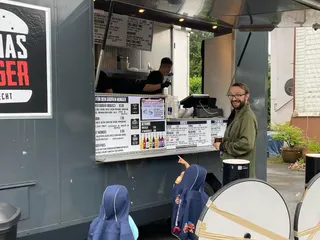 Und heute: Familienausflug nach Niederfischbach, um unsere geliebten Burgers von @konnas_food_truck zu holen! 👌🏽🍔🎉 - Instagram Bild 1