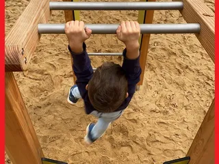 Hola!! Vor kurzem haben wir den neu renovierten Spielplatz Dr. Wäldchen in Dahlbruch besucht, der schon immer zu unseren Lieblingsplätzen gehörten, denn das schöne Gelände strahlt für mich viel Ruhe aus. Natürlich ist es jetzt sehr besucht, weil es neu ist, aber es hat immer noch seinen Charme und das Thema „Ab in den Dschungel!“ ist sehr cool umgesetzt! - Instagram Bild 6