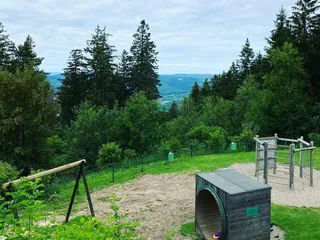Heute haben wir den #Kindelsberg besucht und im Restaurant gegessen. Danach haben wir auf dem kleinen, aber feinen Spielplatz gespielt. - Instagram Bild 2