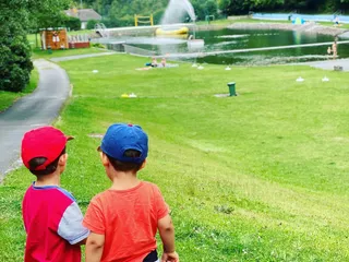 Wir sind am Eiserfelder Weiher und es ist wunderschön hier! Aber leider haben wir gerade erfahren, dass heute vielleicht der letzte Tag der Saison ist... 🥺 - Instagram Bild 2