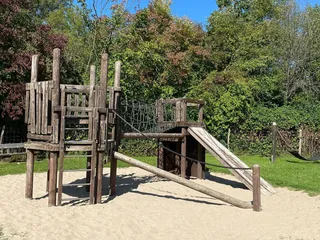 📍Heute haben wir @diecoffeebar besucht und waren super überrascht: nicht nur der Kaffee und das Frühstück sind super lecker, sie haben auch noch ein ganz tollen privaten Spielplatz im Freien, mit Klettgerüst, Rutsche, Hängematte, Brücke, Schaukel, also alles was man braucht, um so einen schönen Tag zu genießen! ❤️☕️ - Instagram Bild 4