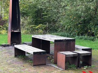 Kennt ihr schon das Erfahrungsfeld “Schön und gut”? Es ist ein ehemaliger Truppenübungsplatz der belgischen Besatzungsarmee und wird jetzt von der Jugendwerkstatt Siegen, dem @gernegrosscafe und @rabauki_ev, die heute von 11-17 Uhr auf haben, genutzt. - Instagram Bild 5