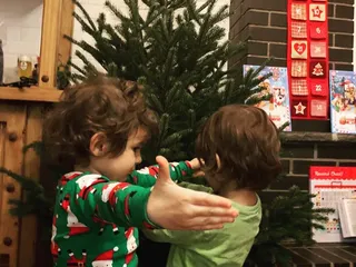#23: Den Baum zusammen zu schmücken, ist eine schöne Beschäftigung und hält die Tradition am Leben.⠀ - Instagram Bild 2
