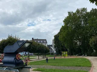 Wir sind heute zum ersten mal hier im Park gewesen. Sehr zentral gelegen, angenehm und Informative, da einige Objekte das Thema Energie und Umwelt darstellen. ❤️ - Instagram Bild 4