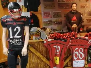 Die @siegensentinels.football, American Football in Siegen 🏈, waren auf dem Weihnachtsmarkt in #Weidenau! - Instagram Bild 1