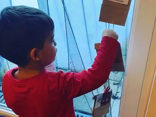 Wir haben unseren Adventskalender in einen “Activity calendar” verwandelt, und Leute, es ist ein Riesenspaß! - Instagram Bild 2