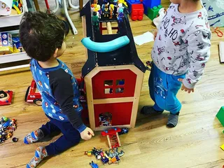 Spielen, aufräumen und wieder von vorne. - Instagram Bild 3