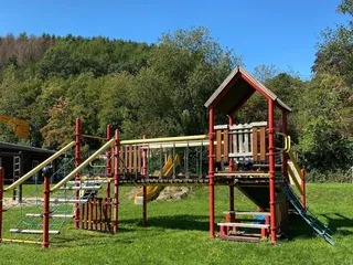 📍Heute haben wir @diecoffeebar besucht und waren super überrascht: nicht nur der Kaffee und das Frühstück sind super lecker, sie haben auch noch ein ganz tollen privaten Spielplatz im Freien, mit Klettgerüst, Rutsche, Hängematte, Brücke, Schaukel, also alles was man braucht, um so einen schönen Tag zu genießen! ❤️☕️ - Instagram Bild 7