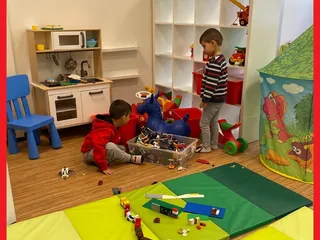 🤗 Hola! Habe so viele Fragen bekommen! Deswegen lasse ich euch mehr Infos über Café Pause, der Flyer und Bilder von unserem Spaziergang zum 📍Spielplatz Hüttengrabenweg (Google Maps). - Instagram Bild 4
