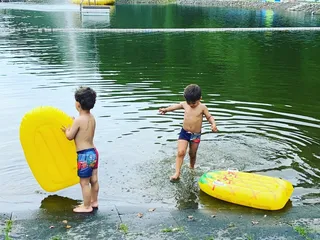 Wir sind am Eiserfelder Weiher und es ist wunderschön hier! Aber leider haben wir gerade erfahren, dass heute vielleicht der letzte Tag der Saison ist... 🥺 - Instagram Bild 3