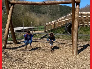 🤗 Heute haben wir den tollen Spielplatz in Eckmannshausen entdeckt und es war uns eine große Freude, von einem Team der #wdrlokalzeitsüdwestfalen begleitet zu werden! 🙏🏼 DANKE, DANKE! - Instagram Bild 4