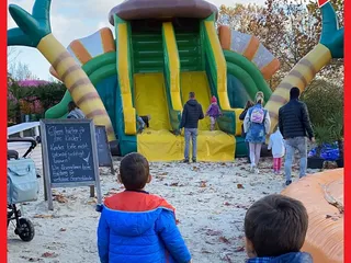 Heute haben wir uns vom Herbstmarkt im Gertrudenhof in Hürth verabschiedet. Ab nächsten Samstag, den 06.11., wird er zum "Winterzauber". Es wird eine große Weihnachtsausstellung geben, Christmas Candy Beach mit tollen Hüpfburgen, Glühweinhütte, Spielplatz und Gnadenhof-Streichelzoo. - Instagram Bild 6