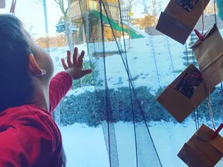 Wir haben unseren Adventskalender in einen “Activity calendar” verwandelt, und Leute, es ist ein Riesenspaß! - Instagram Bild 4