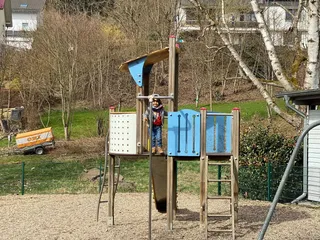 Heute waren wir in Eiserfeld unterwegs! Wir besuchten den Osterhasen Baum vom AWO Kindergarten Birkenweg. - Instagram Bild 3