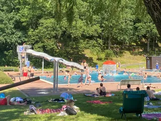 Wir haben uns sooo darauf gefreut, ins Schwimmbad zu gehen! ☀️ - Instagram Bild 1