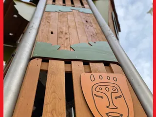 Hola!! Vor kurzem haben wir den neu renovierten Spielplatz Dr. Wäldchen in Dahlbruch besucht, der schon immer zu unseren Lieblingsplätzen gehörten, denn das schöne Gelände strahlt für mich viel Ruhe aus. Natürlich ist es jetzt sehr besucht, weil es neu ist, aber es hat immer noch seinen Charme und das Thema „Ab in den Dschungel!“ ist sehr cool umgesetzt! - Instagram Bild 8