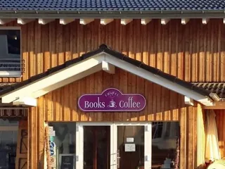 📍Heute haben wir @diecoffeebar besucht und waren super überrascht: nicht nur der Kaffee und das Frühstück sind super lecker, sie haben auch noch ein ganz tollen privaten Spielplatz im Freien, mit Klettgerüst, Rutsche, Hängematte, Brücke, Schaukel, also alles was man braucht, um so einen schönen Tag zu genießen! ❤️☕️ - Instagram Bild 3