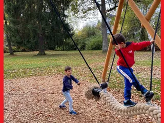 Hola!! Vor kurzem haben wir den neu renovierten Spielplatz Dr. Wäldchen in Dahlbruch besucht, der schon immer zu unseren Lieblingsplätzen gehörten, denn das schöne Gelände strahlt für mich viel Ruhe aus. Natürlich ist es jetzt sehr besucht, weil es neu ist, aber es hat immer noch seinen Charme und das Thema „Ab in den Dschungel!“ ist sehr cool umgesetzt! - Instagram Bild 4