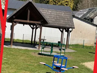 Sooo! Dieser Spielplatz ist in Harbach: und wir sind noch dran weitere Spielplätze und Parks mit Bäche oder Wasserspielmöglichkeiten zu präsentieren! 💦 - Instagram Bild 5