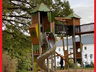Hola!! Vor kurzem haben wir den neu renovierten Spielplatz Dr. Wäldchen in Dahlbruch besucht, der schon immer zu unseren Lieblingsplätzen gehörten, denn das schöne Gelände strahlt für mich viel Ruhe aus. Natürlich ist es jetzt sehr besucht, weil es neu ist, aber es hat immer noch seinen Charme und das Thema „Ab in den Dschungel!“ ist sehr cool umgesetzt! - Instagram Bild 3