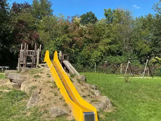 📍Heute haben wir @diecoffeebar besucht und waren super überrascht: nicht nur der Kaffee und das Frühstück sind super lecker, sie haben auch noch ein ganz tollen privaten Spielplatz im Freien, mit Klettgerüst, Rutsche, Hängematte, Brücke, Schaukel, also alles was man braucht, um so einen schönen Tag zu genießen! ❤️☕️ - Instagram Bild 5