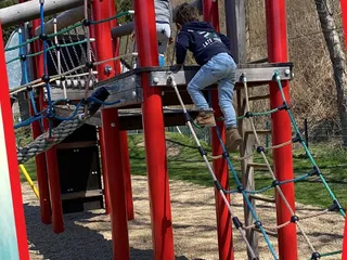 Sooo! Dieser Spielplatz ist in Harbach: und wir sind noch dran weitere Spielplätze und Parks mit Bäche oder Wasserspielmöglichkeiten zu präsentieren! 💦 - Instagram Bild 4